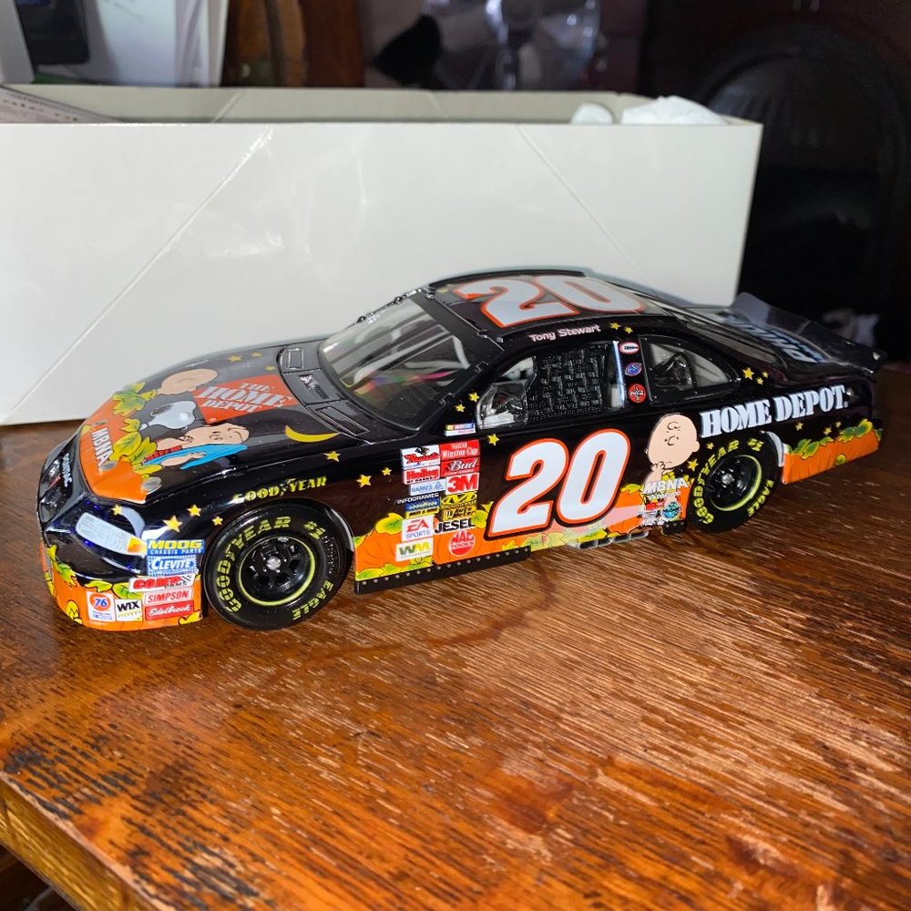 NASCAR Tony Stewart In Search of Great Pumpkin Peanuts Snoopy black chrome car
